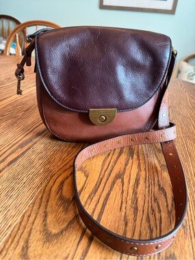 Fossil Cognac Two Tone Brown Leather Crossbody Snap Closure Saddle Bag Purse